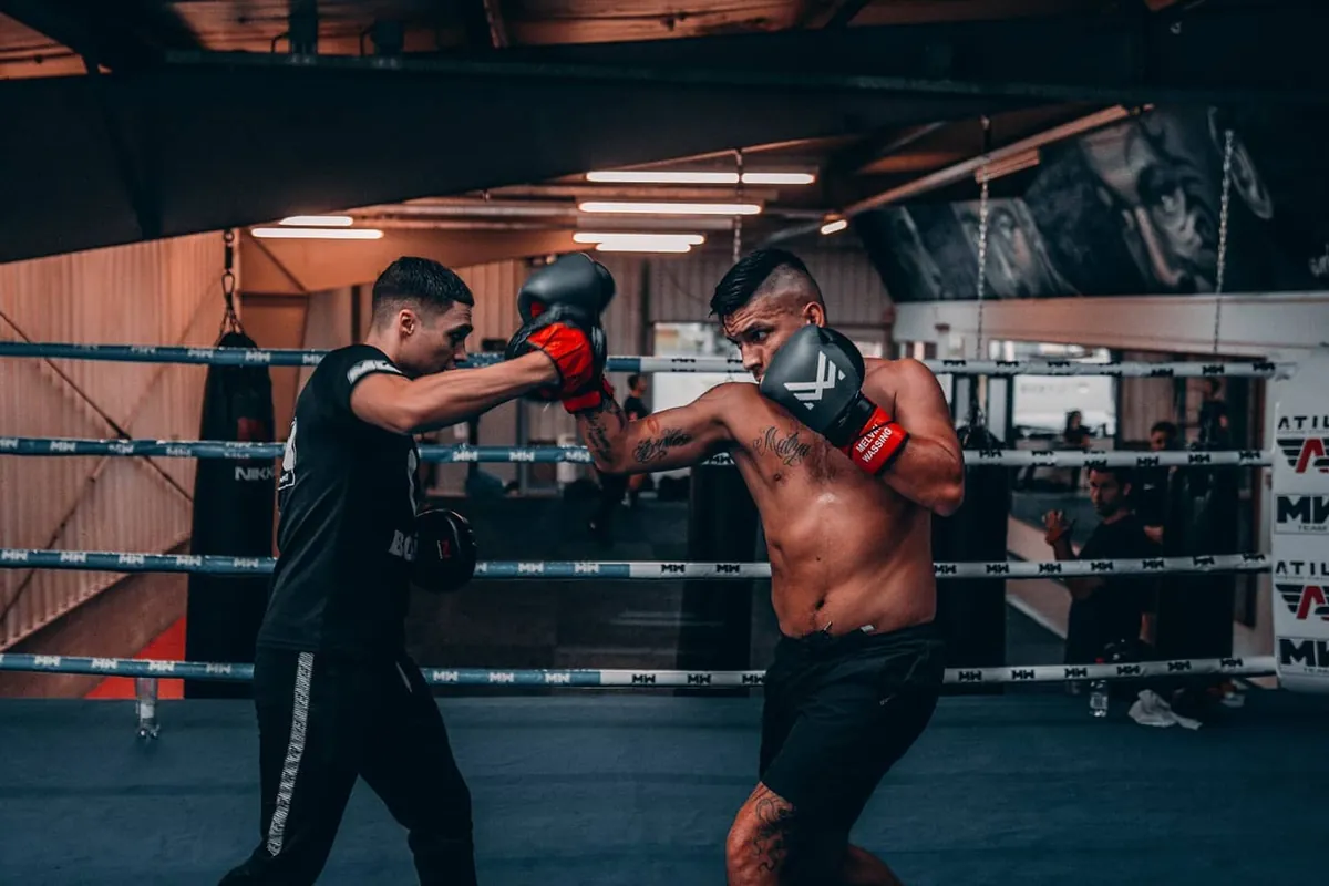 Twee boksers sparren in de ring van MW Team