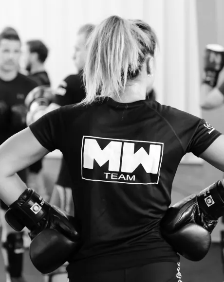 Sporter in een MW Team-shirt met bokshandschoenen